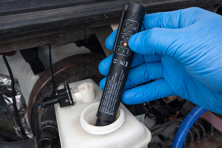 Проверка тормозной жидкости Geely