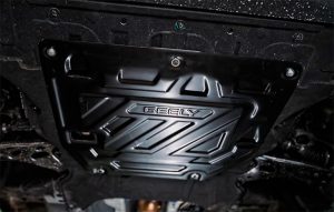 Установка металлической защиты двигателя Geely