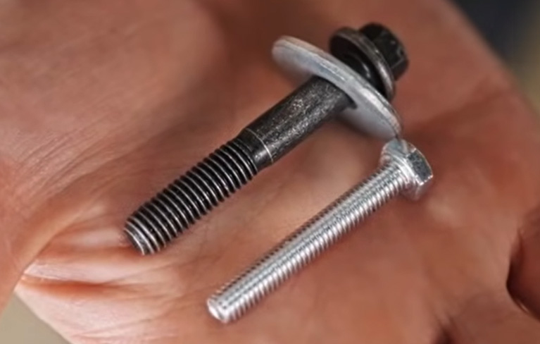 Штатный и модернизированный болт крепежа защиты двигателя Джили Monjaro